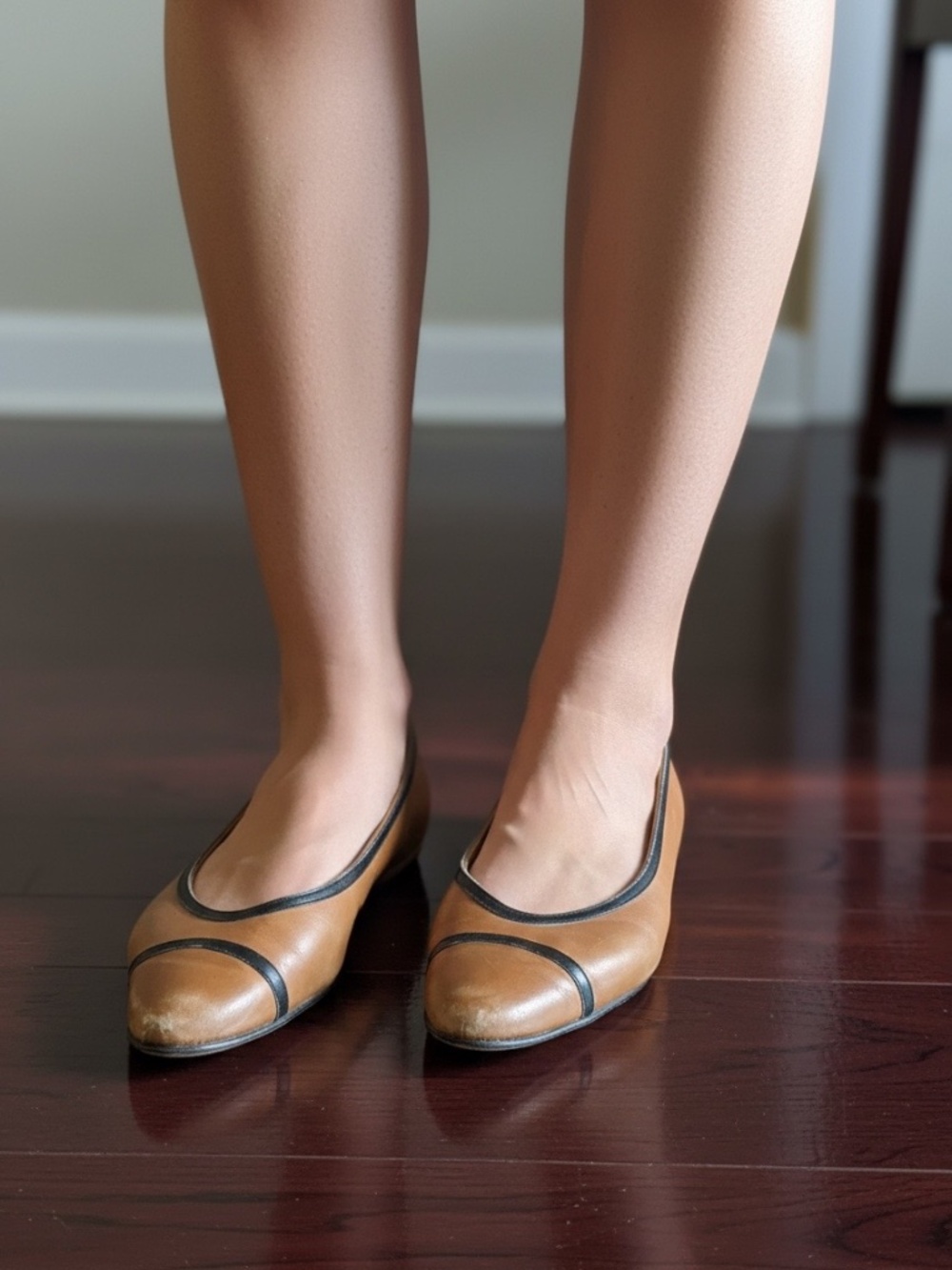 Vintage Salvatore Ferragamo Two-Tone Tan/Black Leather Classic Pumps - Picture 4 of 9
